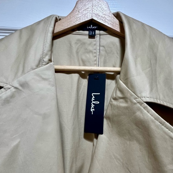 NEW WITH TAGS Lulu's Classic Beige Trench Coat - Picture 3 of 5